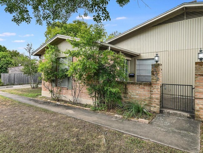 Foto del edificio - 6202 Shadow Valley Dr