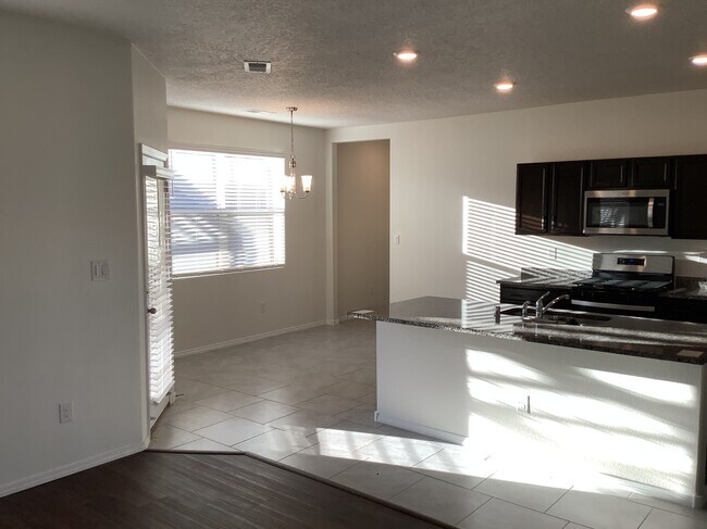 Foto del edificio - 2281 Solara Loop NE