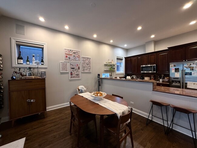 Foto del edificio - 1116 W Hubbard St