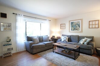 Building Photo - 2 Hadik Pkwy