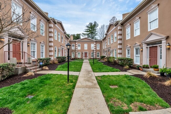 Building Photo - 3045 Woodlawn Dr