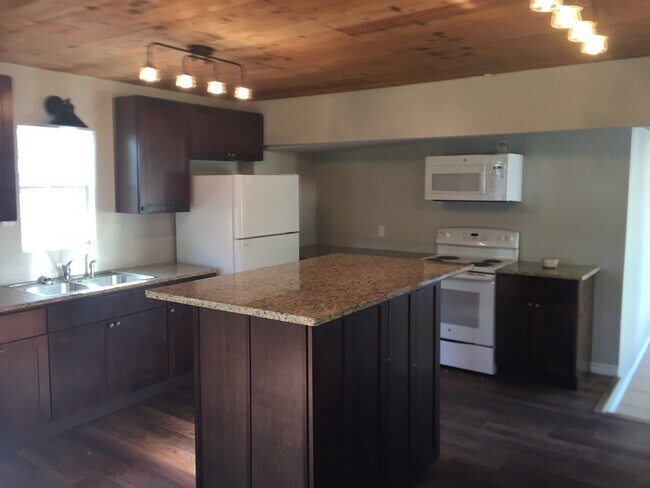 Foto del edificio - FOUR BEDROOM TWO BATHROOM NEAR ACU
