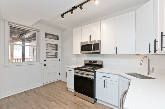 Foto del edificio - 2464 N Lincoln Ave