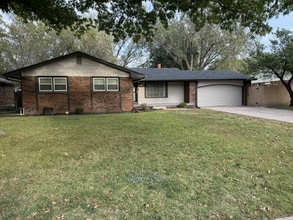 Building Photo - 1324 N Crestline St