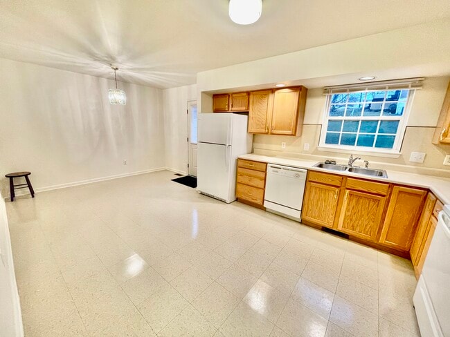 Kitchen - 200 Lester Ct