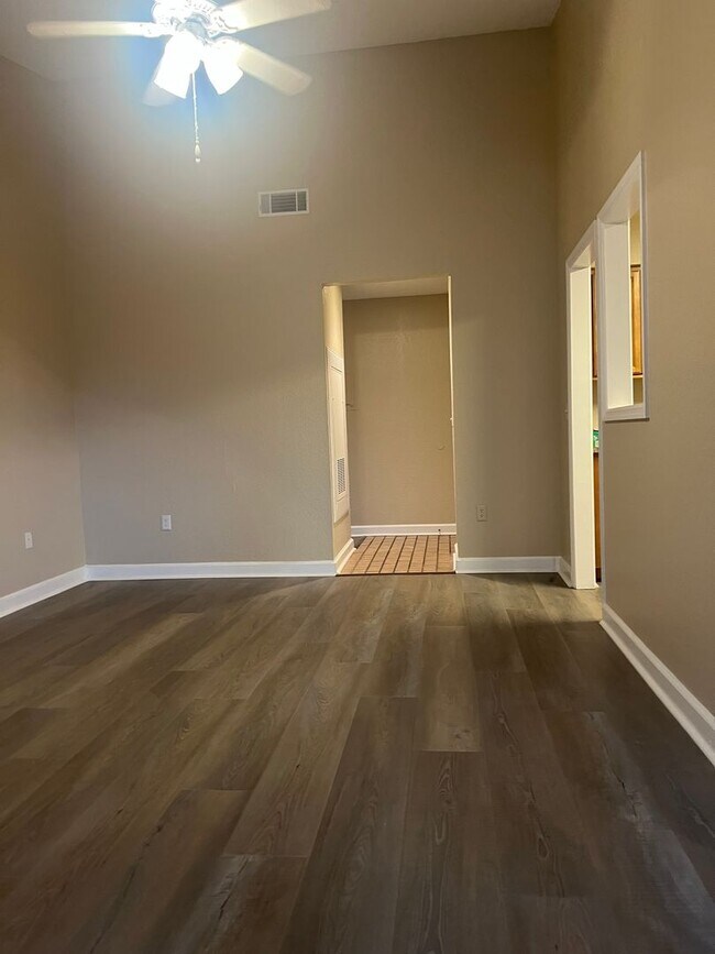 Foto del edificio - 2/2 first floor unit in Village Townhomes ...