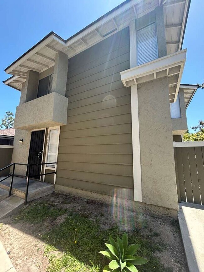 Foto del edificio - Spacious Renovated 3 bedroom/2 bath townhome in Paradise Hills! Move in Ready! $3,195