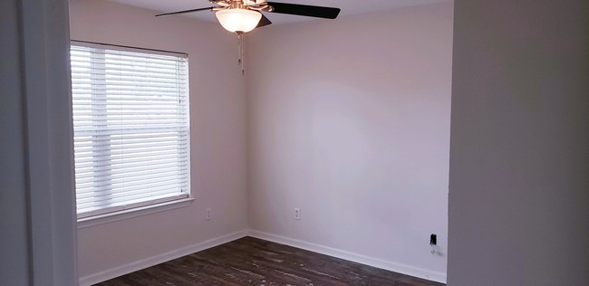 Building Photo - 6505 S Lagoon Dr