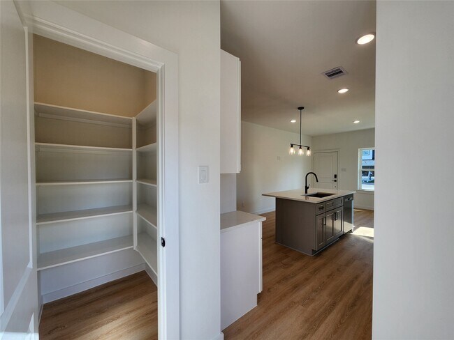 Foto del edificio - 7817 Beckley St