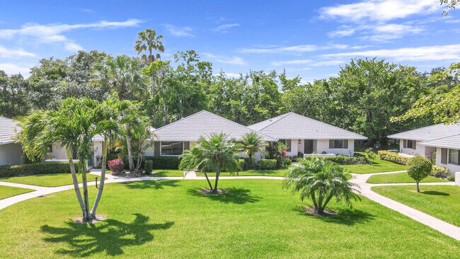 Building Photo - 824 Club Dr