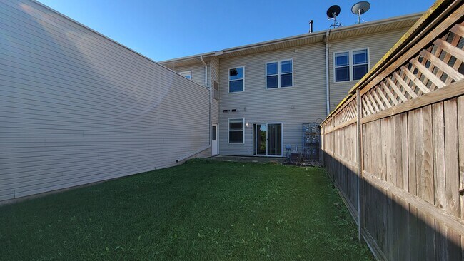 Building Photo - 6655 Windsor Commons Ave