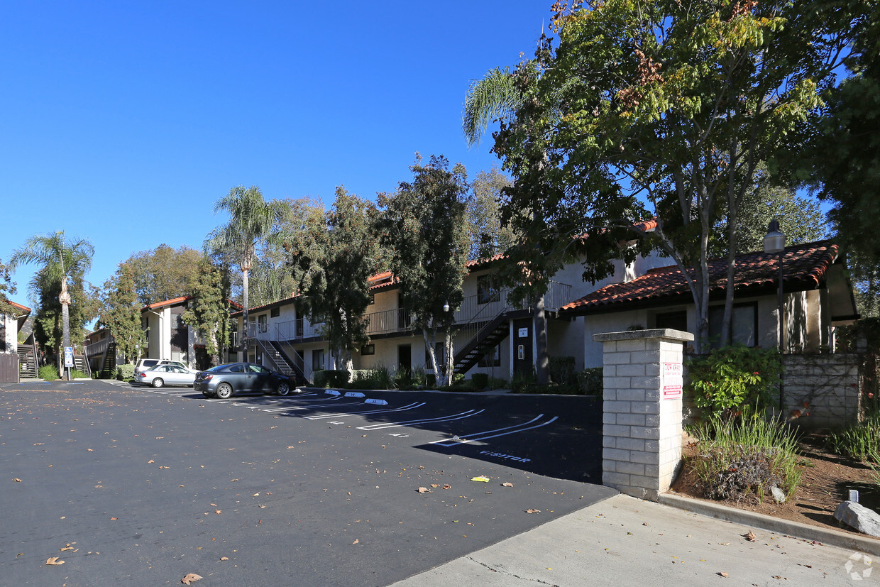 Country Club Creekside Apartments - Country Club Creekside