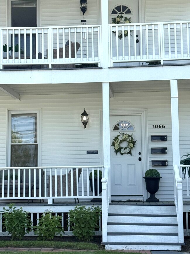 Foto del edificio - 1066 Forest Ave