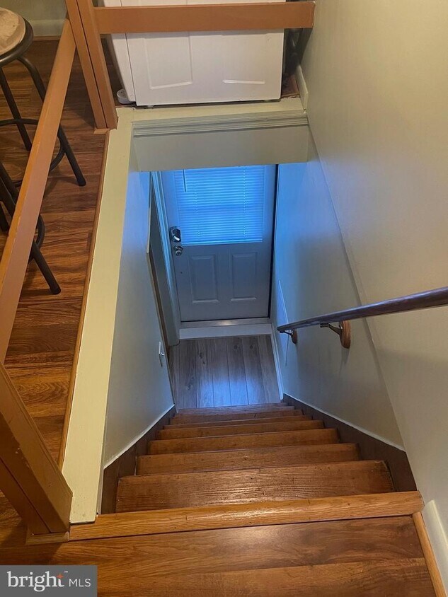 Entry Stairs - 3029 Clinton St NE