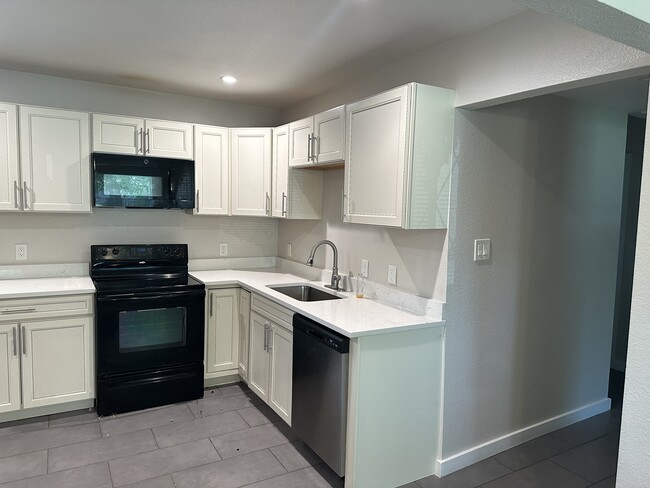 Building Photo - 123 Borchardt St