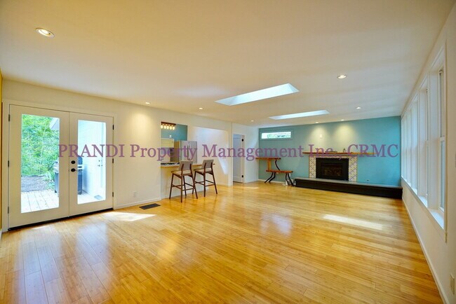 Foto del edificio - Bright, Stylish Fairfax Home with a Privat...