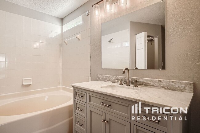 Foto del edificio - 1648 Harbor Oaks Dr
