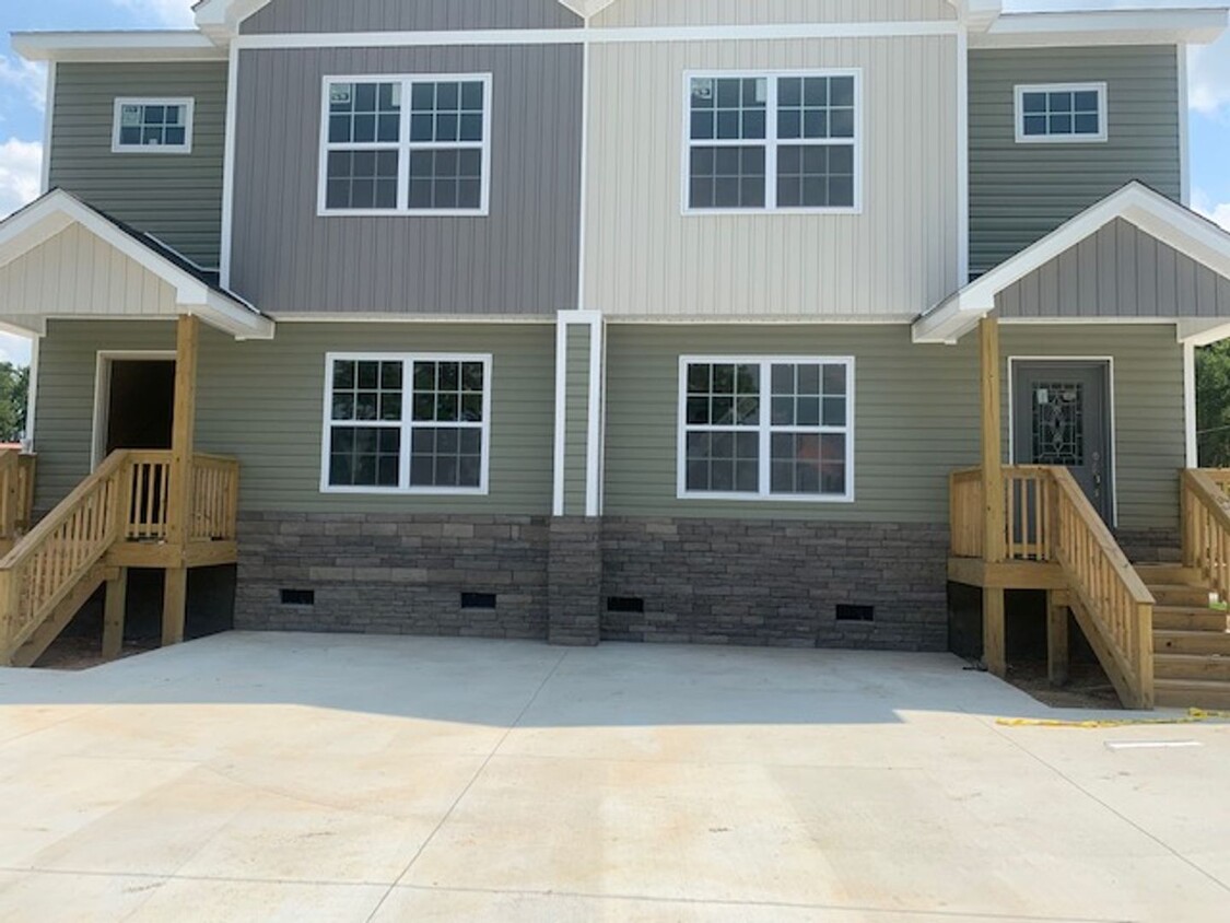 Foto principal - 4-Bedroom, 3.5 Bath Townhome in Pembroke, NC