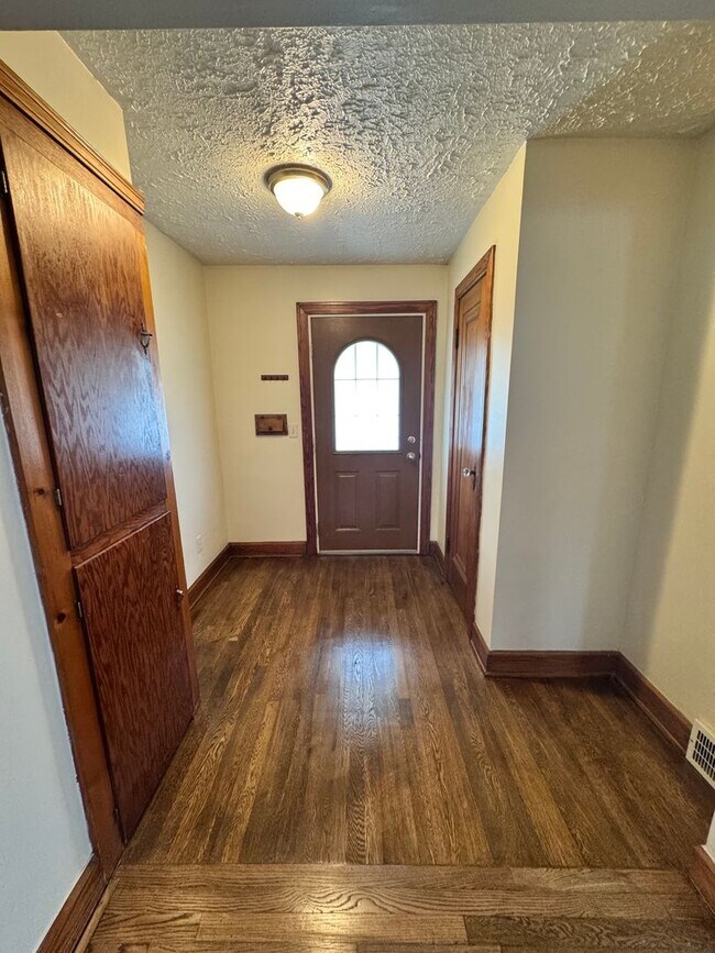 Foto del edificio - 832 Lawrence Ave