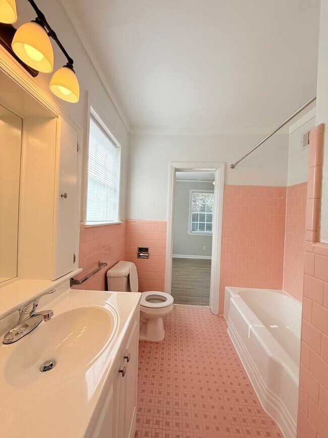 Building Photo - Downstairs Unit - Next to Habersham Village!