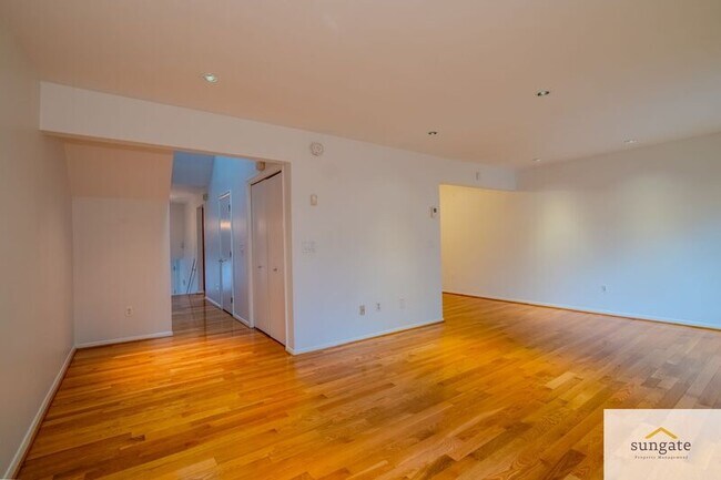 Foto del edificio - 418 Five Farms Ln