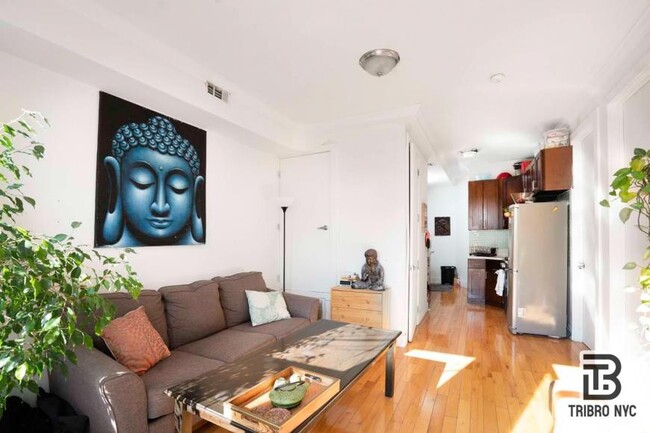 Foto del edificio - 3 bedroom in ASTORIA NY 11105
