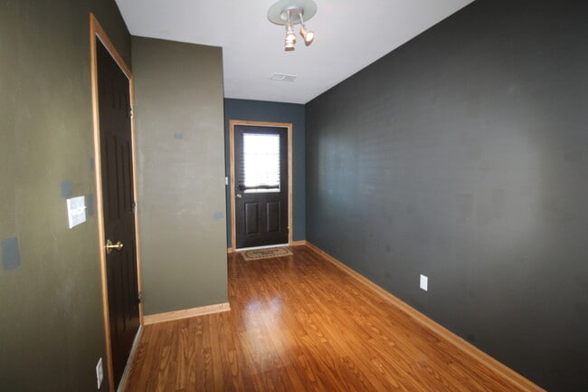 Building Photo - 627 Southtowne Dr