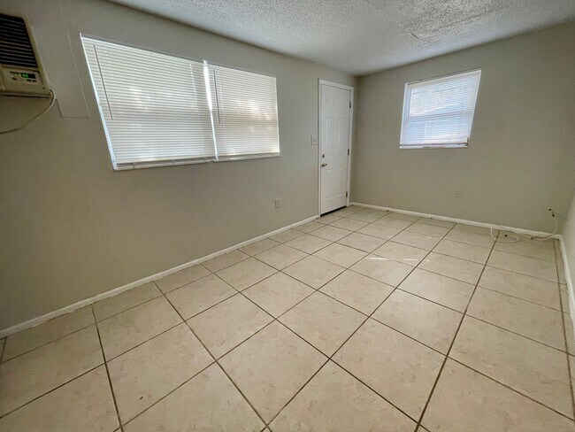 Foto del edificio - 9803 N 11th St