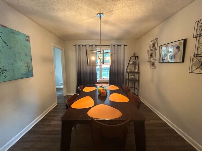 Foto del edificio - **PRICE IMPROVEMENT**1100 Brittany Way: Fu...