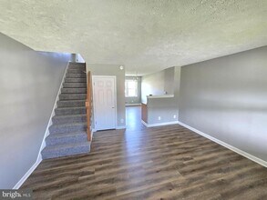 Building Photo - 2205 Redthorn Rd