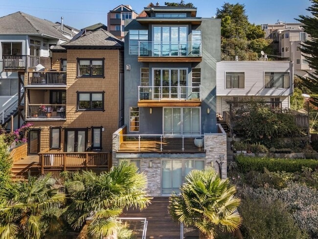 Building Photo - 525 28th St
