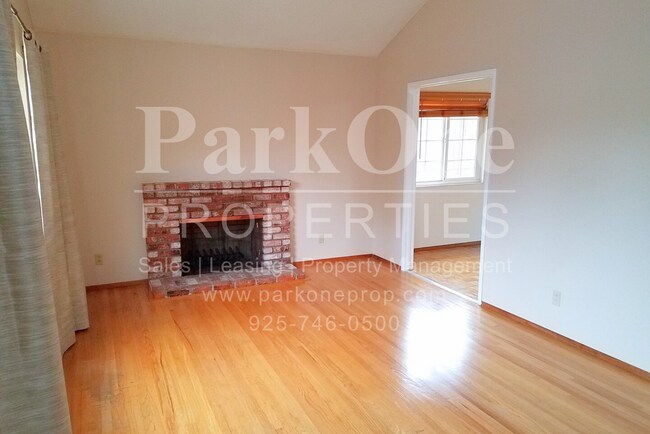 Foto del edificio - Beautiful 4-Bedroom Single Family Home wit...