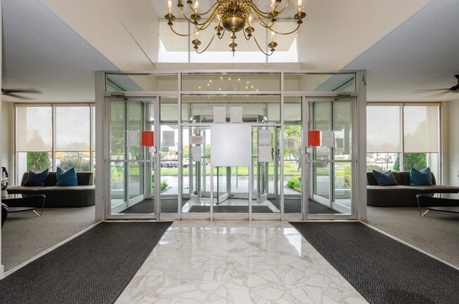Foto del edificio - 8809 W Golf Rd