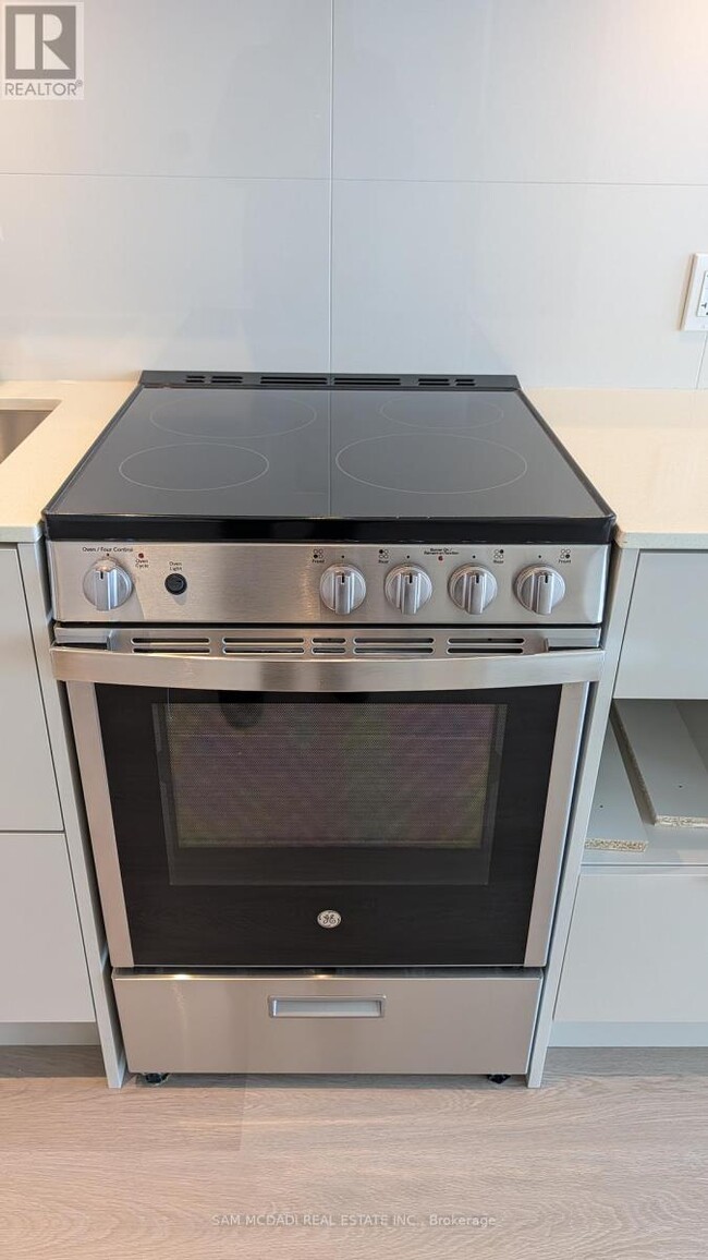 Building Photo - 448 Burnhamthorpe Rd W