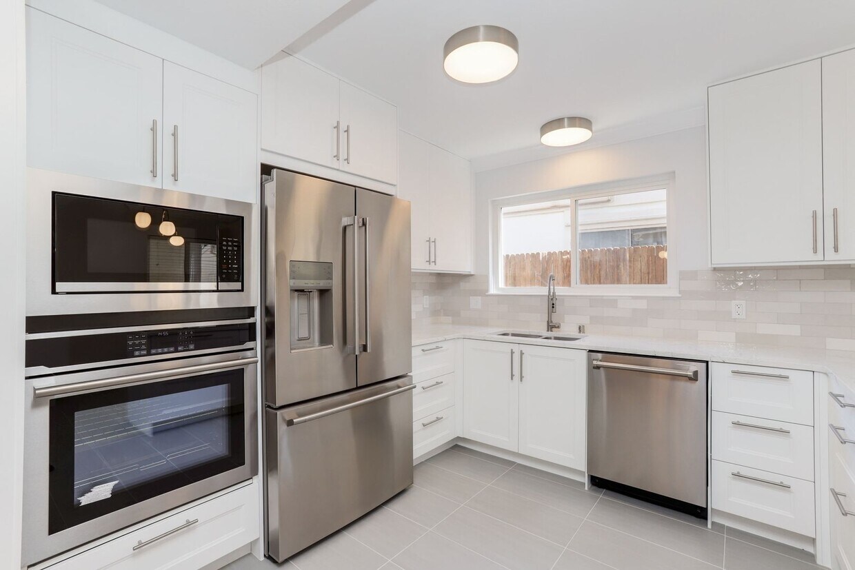 Foto principal - 3 Bed / 2.5 Bath home near Mariners Island...