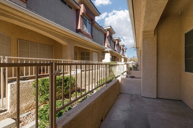 Foto del edificio - Three bedroom with two car garage in gated...