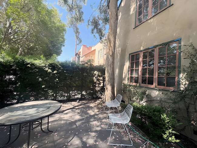 Building Photo - 618 1/2 N Beachwood Dr