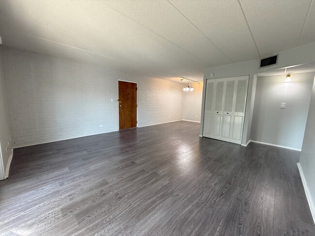 Building Photo - 3852 N Parkway Dr