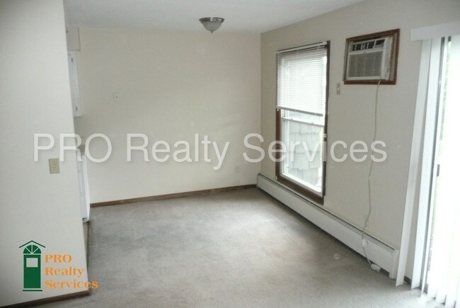 Building Photo - 910 6th St S