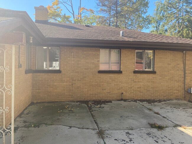 Building Photo - 1025 N Dee Rd