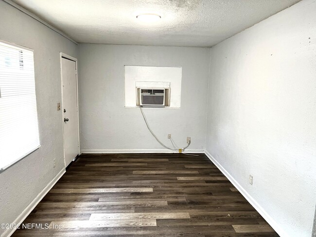 Foto del edificio - 1049 Glencarin St
