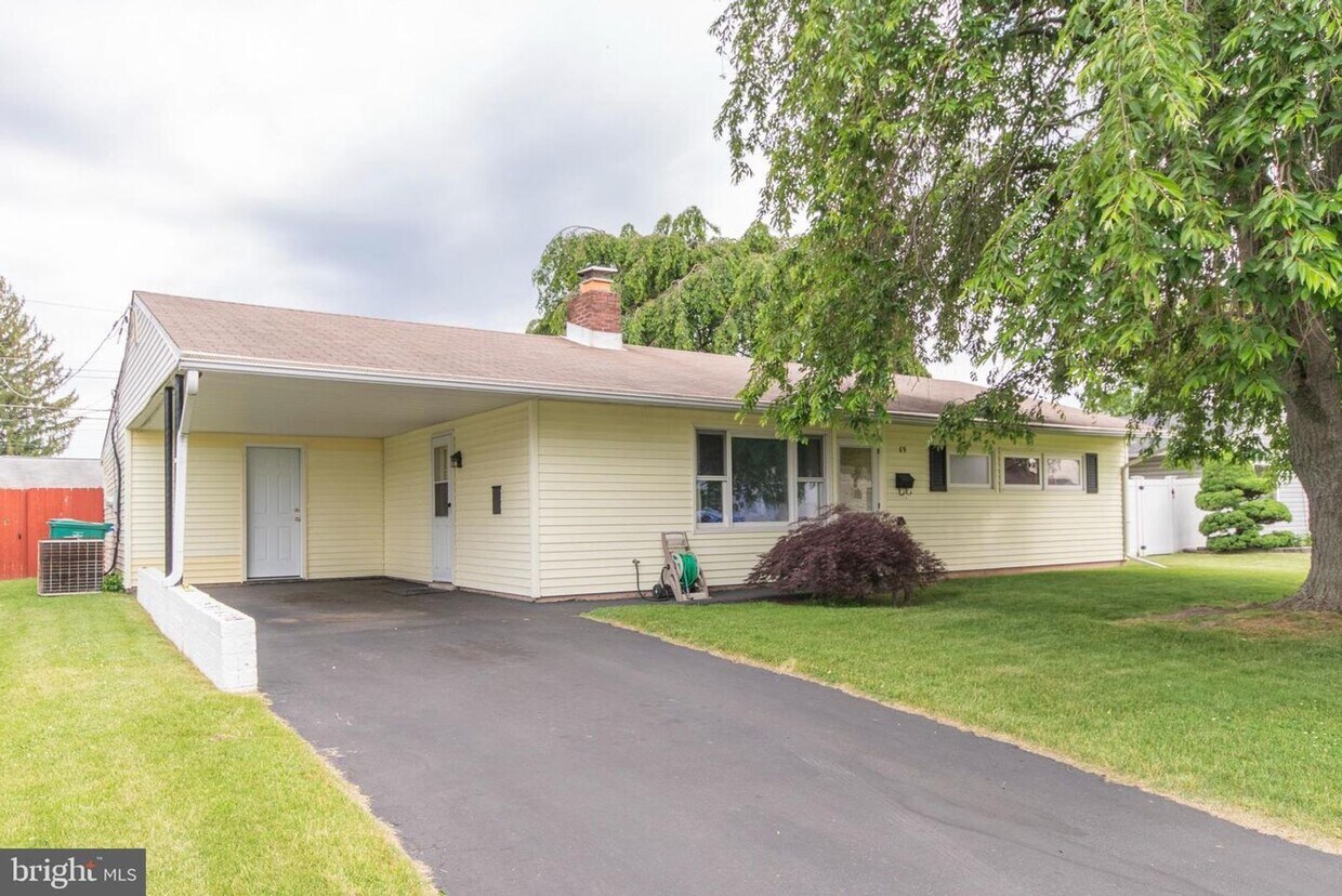 Foto principal - Single home with large back yard 4 bed 2 b...