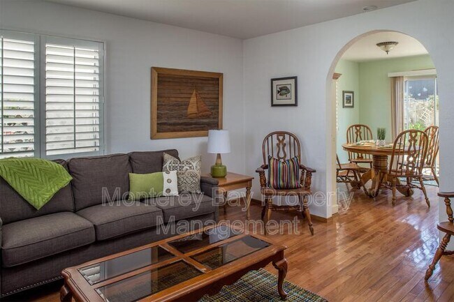 Building Photo - 409 7th St