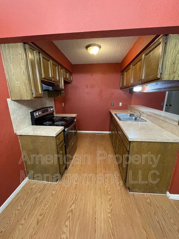 Building Photo - 4407 S Gum Ave