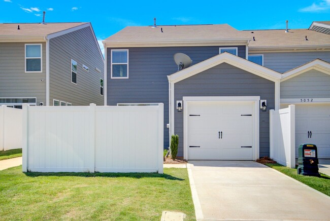 Building Photo - 3BR/2BA Townhome in Davis Lake