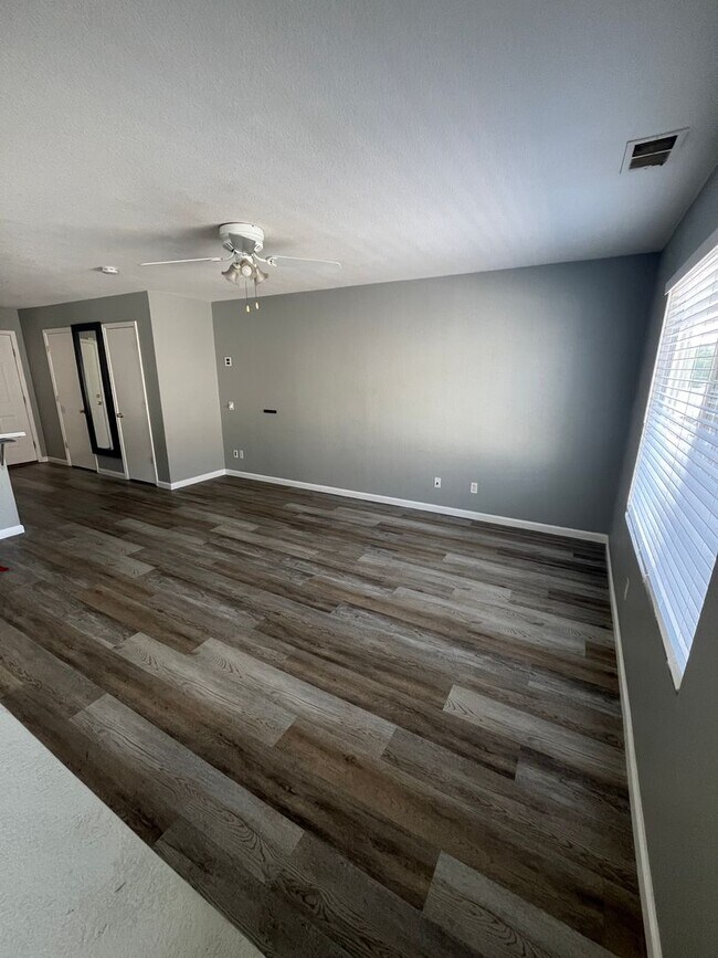 Foto del edificio - Spacious 4 Bed 2.5 Bath Single Family Home...