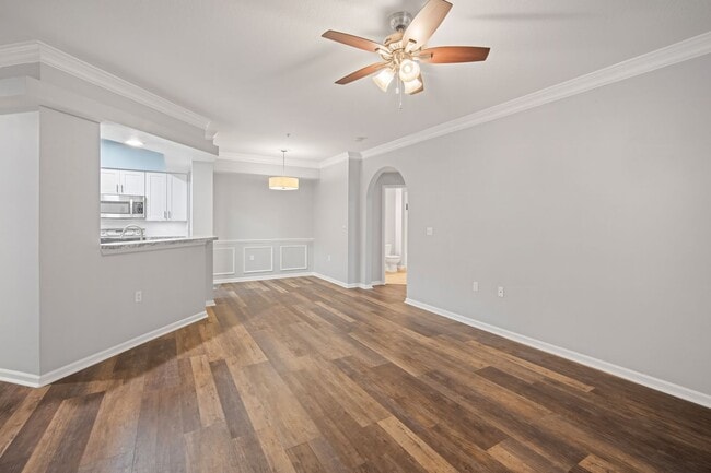 Building Photo - Renovated 2BR/2BA Condo With a Garage in I...