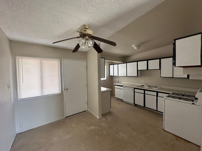 Foto del edificio - Modern 2-Bedroom Apartment with Garage – Convenient Living!