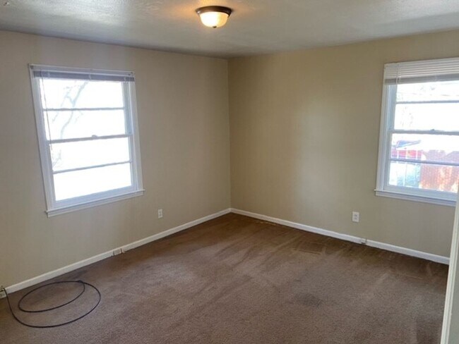 Building Photo - 2 bedroom/1 bath Apartment home