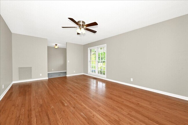 Building Photo - Beautiful 4 Br Brick home